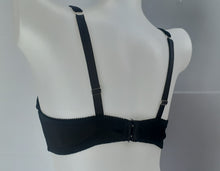 Load image into Gallery viewer, Underwired lace full coverage plus size bra
