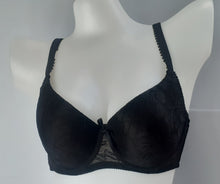 Load image into Gallery viewer, Underwired lace full coverage plus size bra
